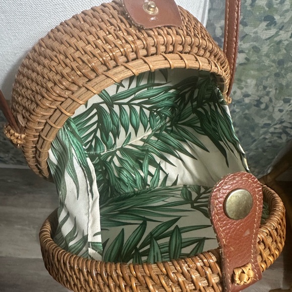 Hand Crafted Bali Round Rattan Straw Crossbody Bag - Picture 5 of 6